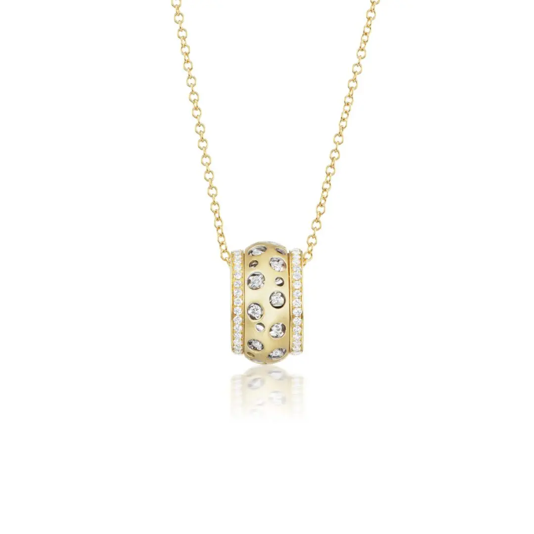 A gold necklace with a diamond pendant on it.